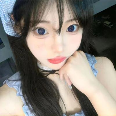 随盲柳入眠的女人